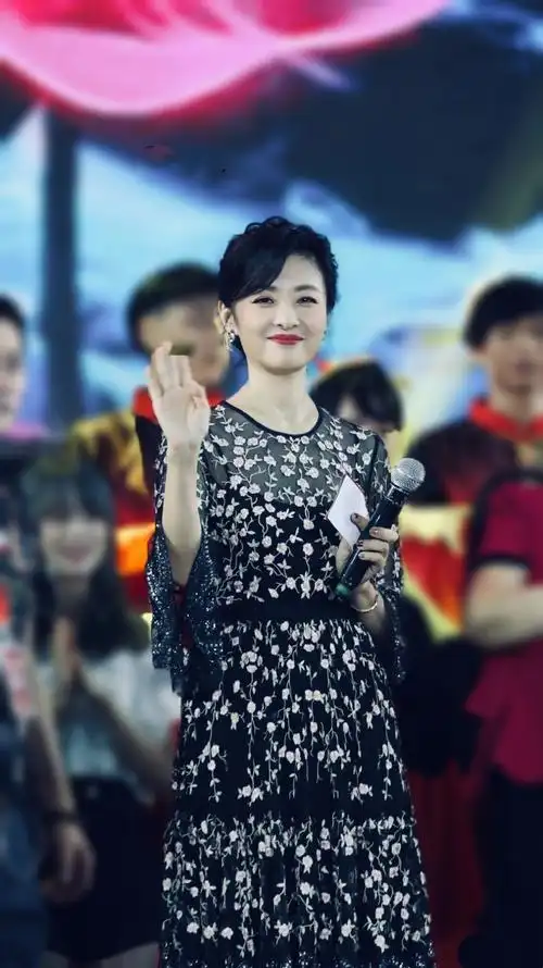 央视主持人周涛编发小仙女51岁状态像31岁