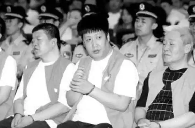 这位"大名鼎鼎"的梁旭东,可以说是90年代东北的风云人物,因为他的心狠