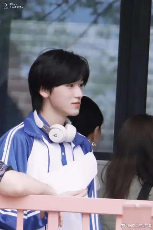 宋亚轩晒校服自拍