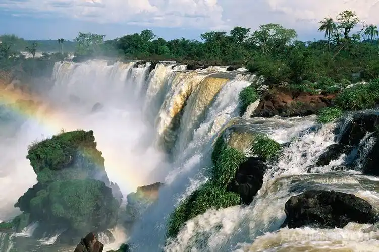 会"2011年11月12日通过其官网公布了"世界新七大自然奇观"的初步评选