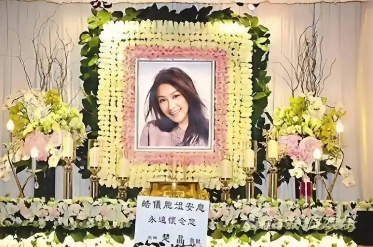 《还珠格格》中香妃一角爆火大江南北的她,在事业正当红时,却遭遇车祸