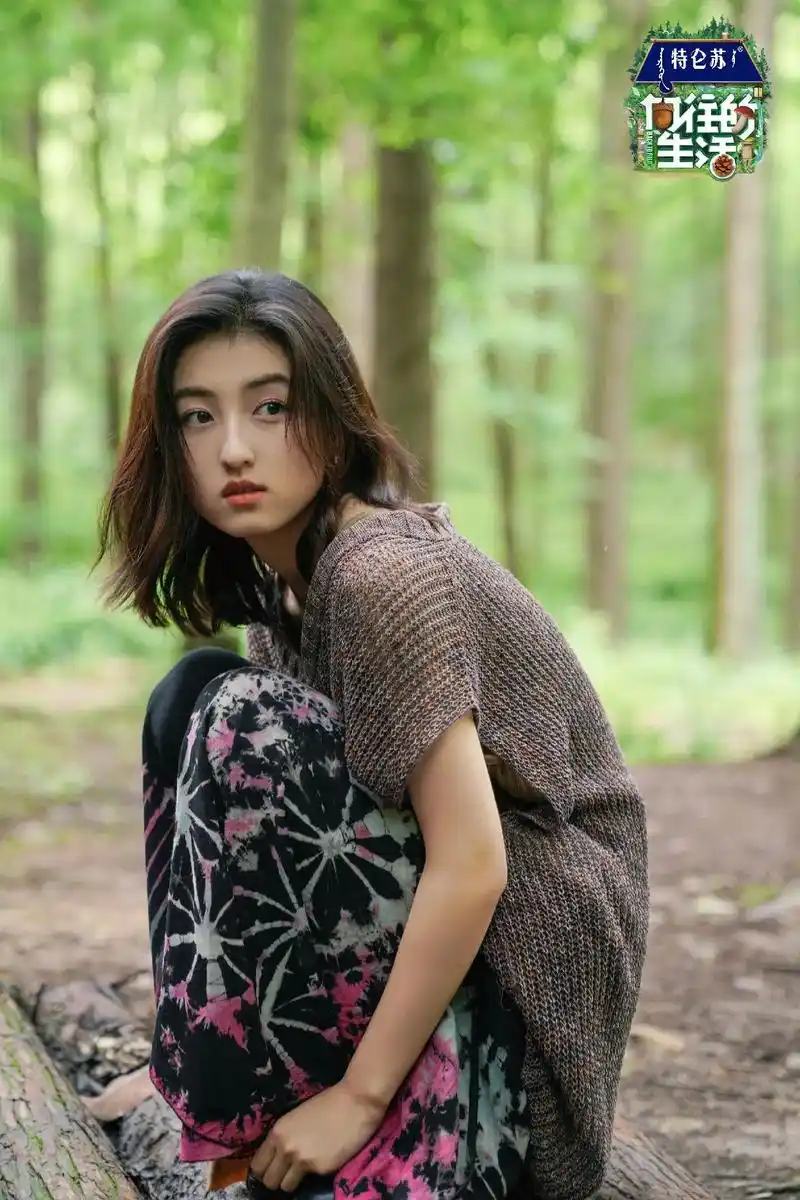张子枫向往森系写真 深邃和唯美的交融,蘑菇屋妹妹的一则森林 - 抖音
