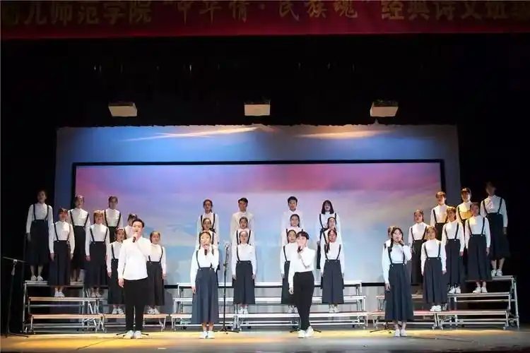 他们的朗诵或激昂,或深情,或沉郁,尽其