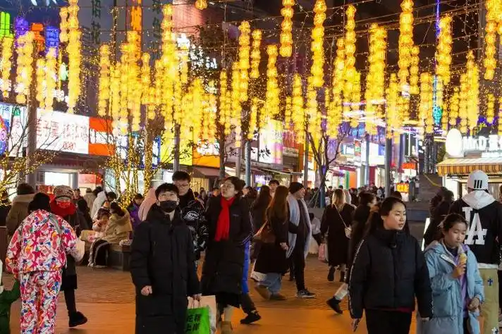 氛围感拉满青岛台东步行街年味渐浓