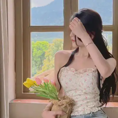 侧身唯美有意境的女生真人头像图片