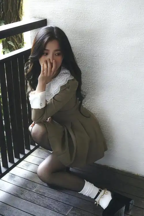 虞书欣穿娃娃领裙复古可爱搭黑丝秀细长美腿