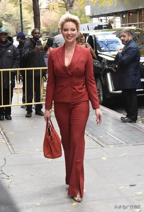 凯瑟琳-海格尔现身街头,一身时髦的红色休闲套装,笑容灿烂