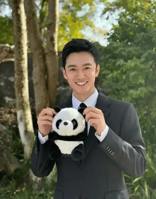 著名主持人张韬30岁进央视34岁上春晚是亲人眼里的暖男