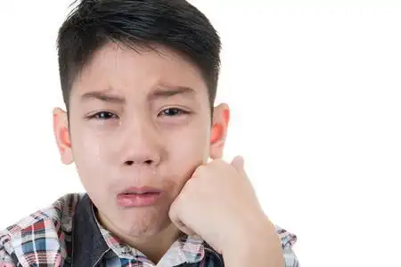 亚洲的可爱男孩伤心地哭泣照片