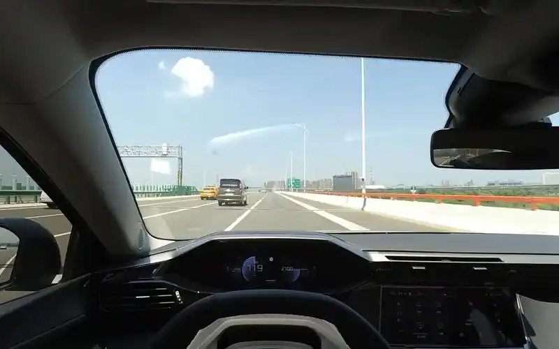 标致408x高速路第一人称视角驾驶