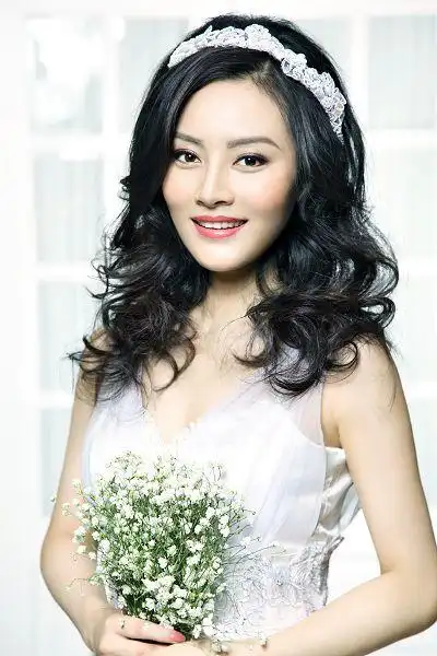 周子茵拍《新娘》大片 尽显甜美风采