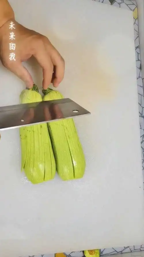 西葫芦菱形片的快速切法