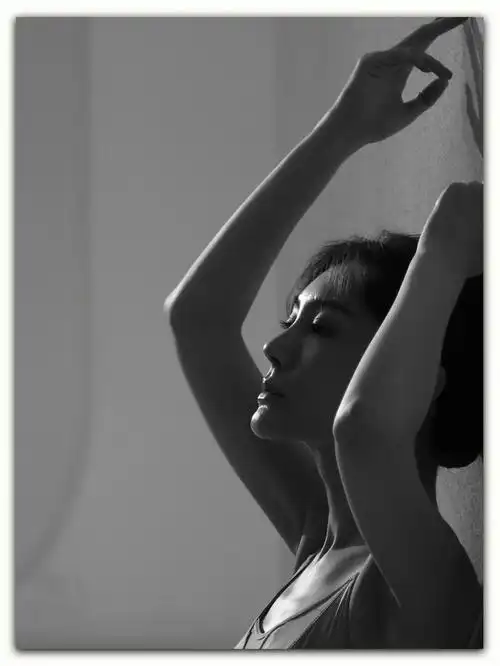 高级感的黑白形体艺术照舞蹈生的拍照模板