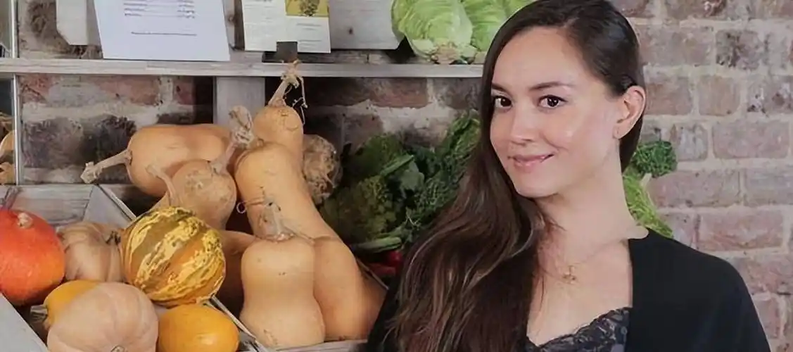 刘碧丽现身2亿庄园,打扮休闲笑容满面,洗米嫂过着低调的生活_孩子