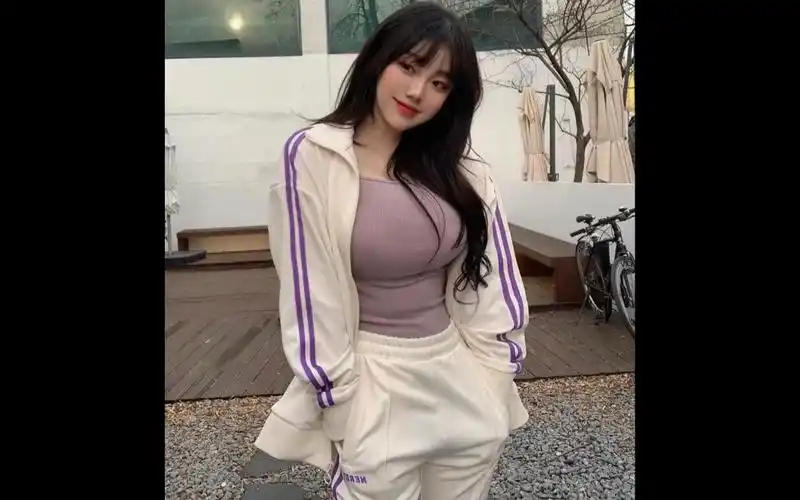 这是我闺蜜 d罩杯. 闺蜜老是爱拍照是什么体验._哔哩哔哩_bilibili