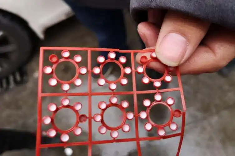 当年的男孩子举着左轮砸炮枪啪啪打着特别响,那种感觉很是拉风.