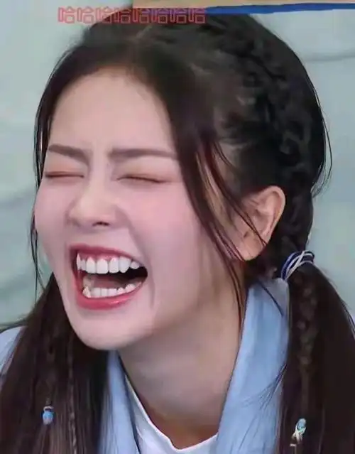 白鹿魔性大笑,太经典了,笑出了表情包,狂笑登上了热搜,白鹿的露牙大笑