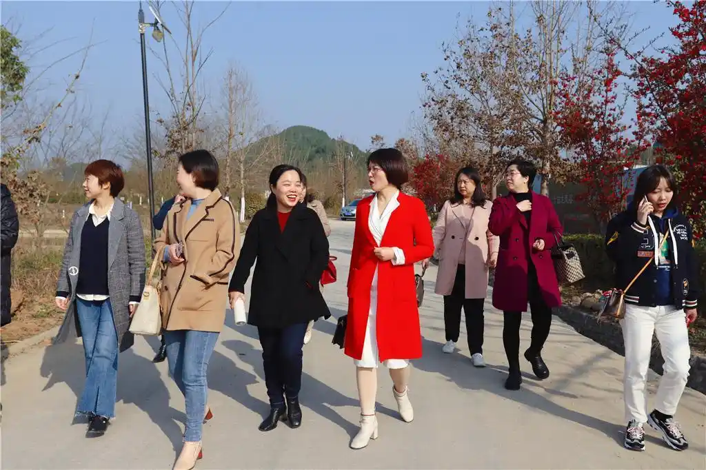 畅游花海定格美丽县妇联开展女干部赏花摄影花艺活动