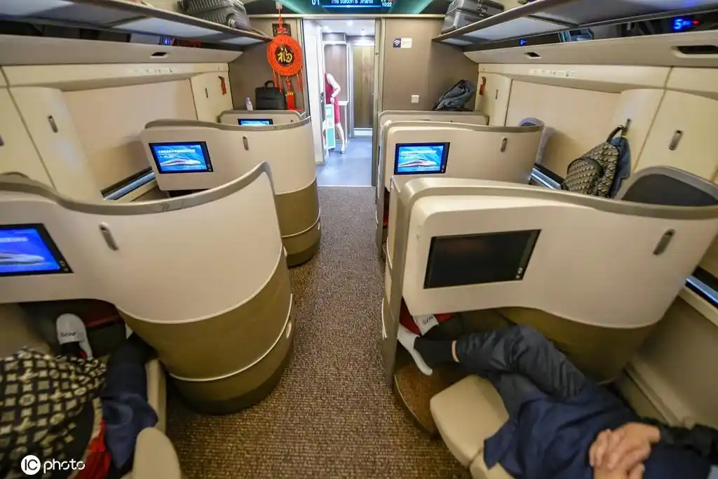 提高了私密性,便捷性,舒适性;座椅更宽敞,可实现"坐姿,半躺,平躺"三种