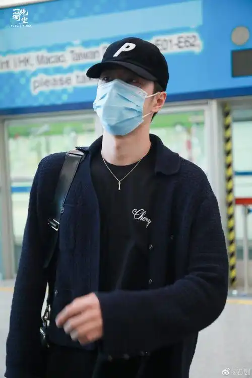 王一博出发洛杉矶机场路透