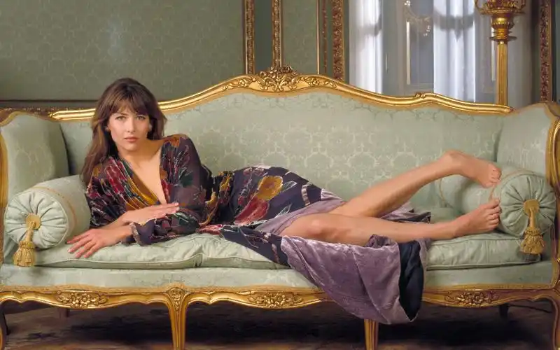 她是章子怡的偶像如今50岁仍是法国第一美人