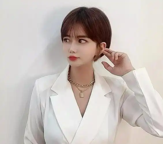 第一款挂耳短发,适合圆脸,鹅蛋脸,菱形脸,跟你的托尼老师这样描述