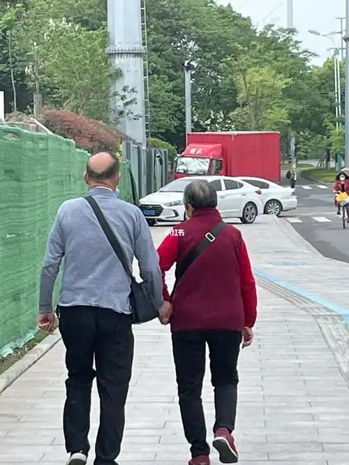 如果能和喜欢的人在一起一辈子多好呀,老了再牵你过马路#最浪漫的事