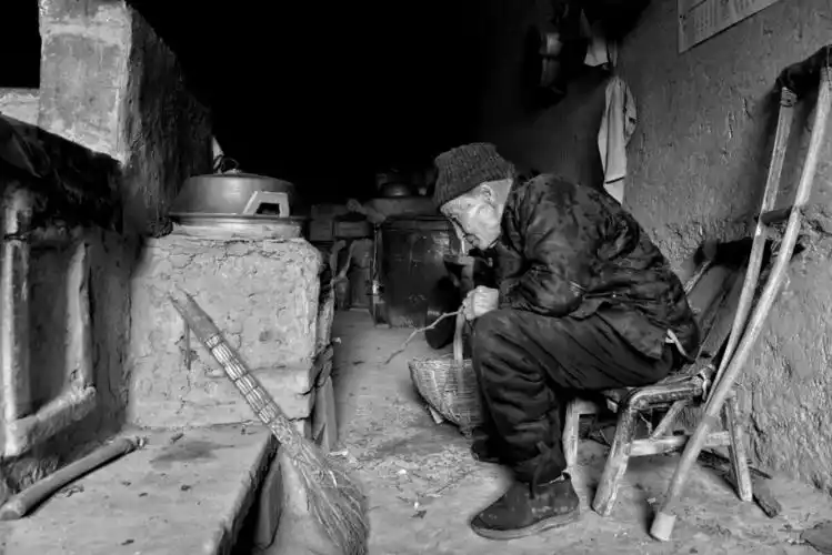 住在窑洞里的孤寡老人正在做饭