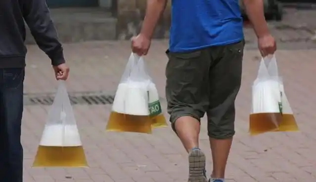 为什么青岛人买散啤喜欢用塑料袋装?看完才明白!