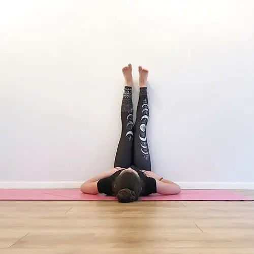 基础的倒立姿势,双臂伸直,支撑地面.