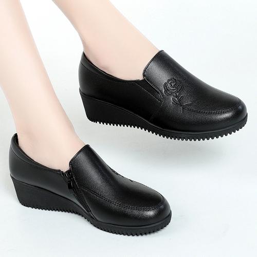 单鞋真皮软底中老年皮鞋41一43女中跟防滑大码女鞋坡跟平底妈妈鞋