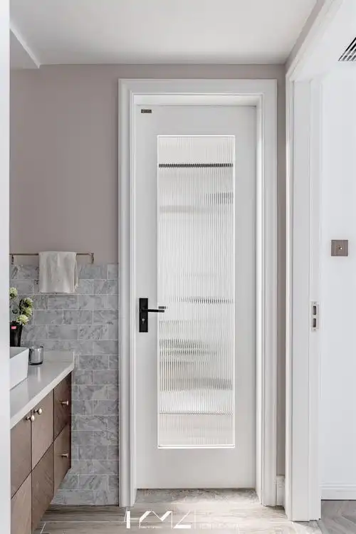 卫生间内的照明透光长虹玻,透着波光粼粼的光影效果,仿佛一米阳光,撒