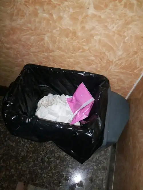 文明东移动公厕大便纸桶不及时盖上