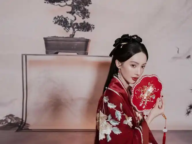 金晨穿红色古装娇艳欲滴手持团扇温柔动人