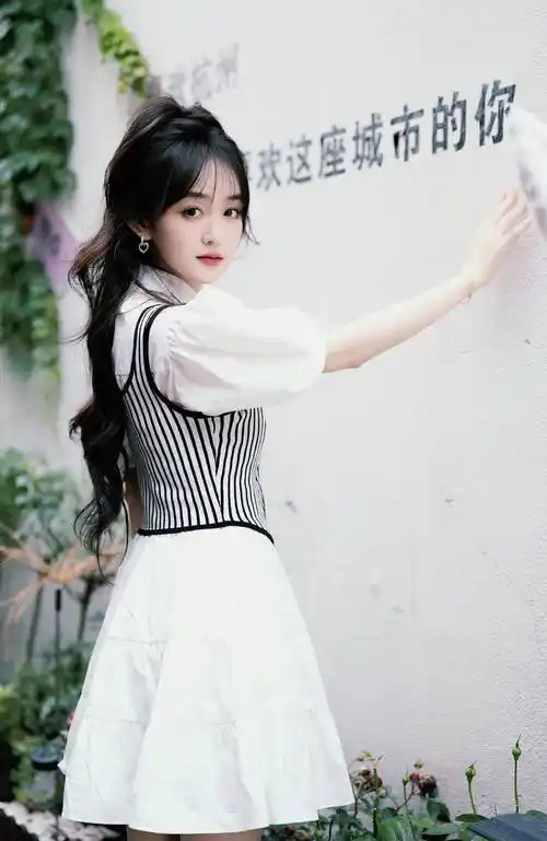 何泓姗白色连衣裙俏皮写真,清新可人,网友:美到犯规!一起来看看吧!