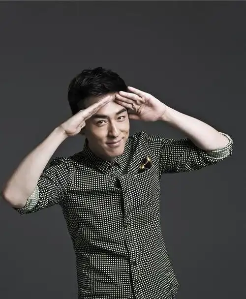 2014年,刘欢挑战了电视剧的男一号,作为一个连长,他一身军装穿在身