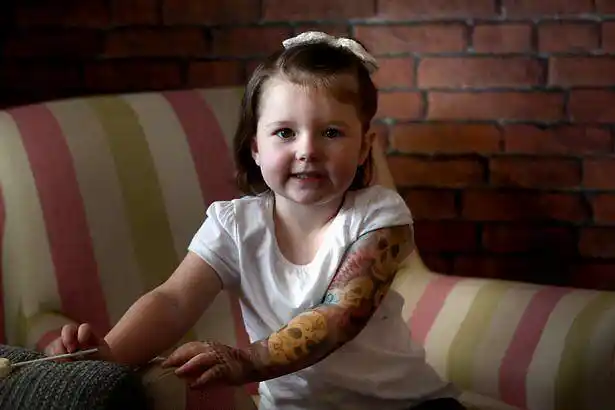 受父母熏陶,3岁小女孩在纹身店喷了一个"大花臂"