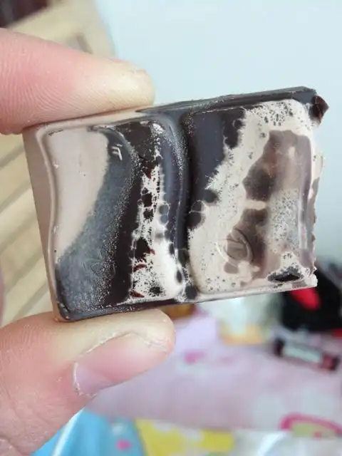 德芙巧克力本来是黑的 放了半年了成这样还能吃吗