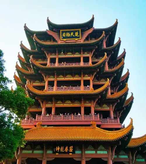 写美篇             (黄鹤楼,东湖,户部巷)   黄鹤楼是武汉地标性建筑