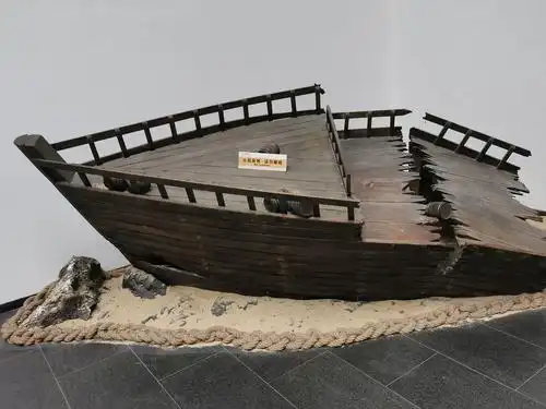 南海一号"是迄今为止世界上发现的海上沉船中年代最早,船体最大,保存