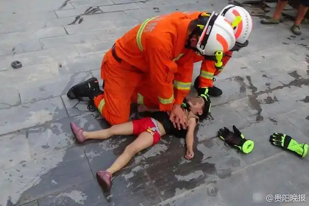 医护人员到达现场后,交由医护人员进行抢救,由于小女孩在污水中溺水