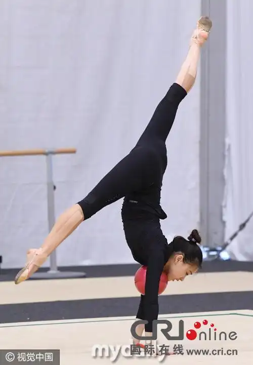 孙妍在里约训练 下巴夹球秀高空一字马积极备战