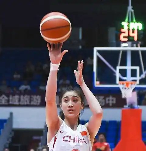 全队唯一20 末节3记三分 王雪朦爆发成中国女篮奇兵