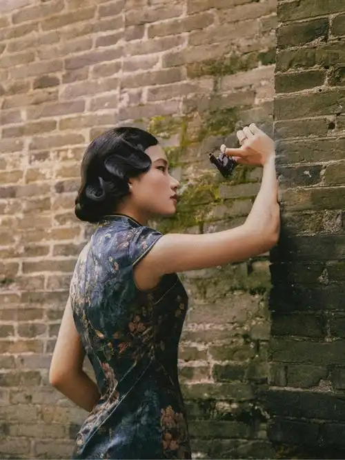 你是说那个风情万种的上海滩,还是那个尸横遍野的火车站?