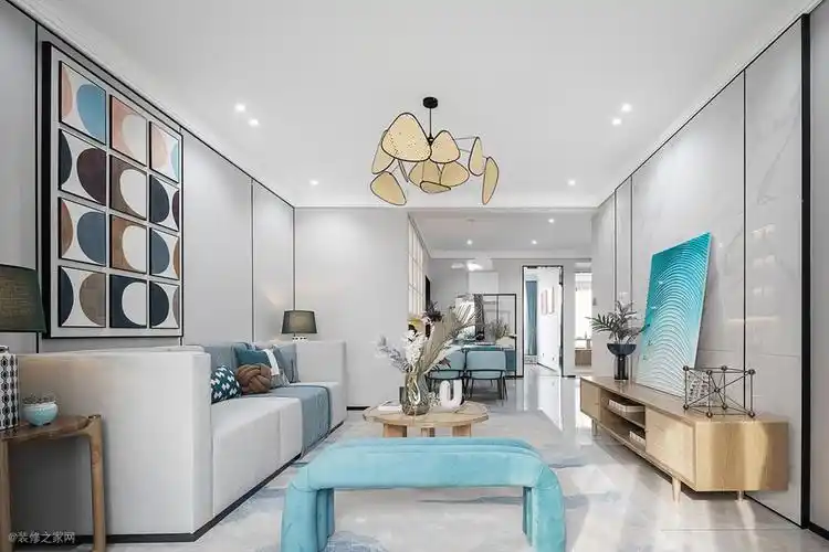 房子以白色为主色调,加上欧式风格的装饰画,吊灯