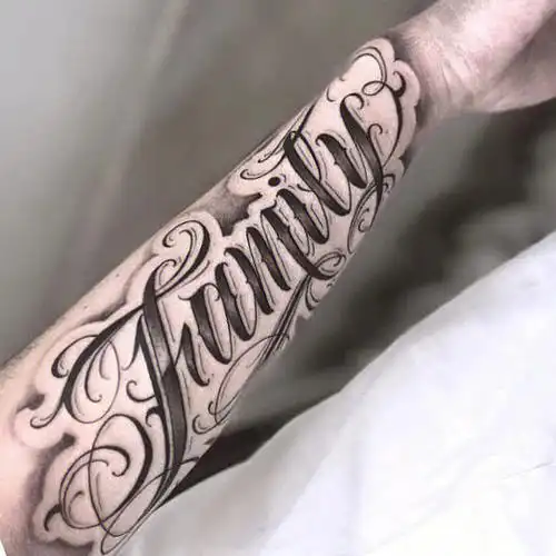 英文花体字男朋友纹身奇卡诺花臂