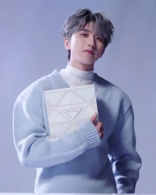 生截 好温柔的蓝色毛衣look#蔡徐坤prada香水代言人#蔡徐坤 cxk