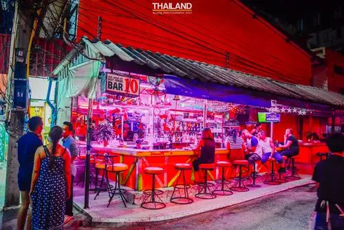 boyztown男孩街同志们的最爱经过时偶尔能看到只穿着短裤的猛男在街边