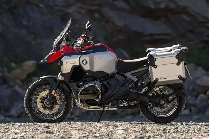 "世上最丑大水鸟"2025款bmw r 1300 gs adventure 发布 | 新车