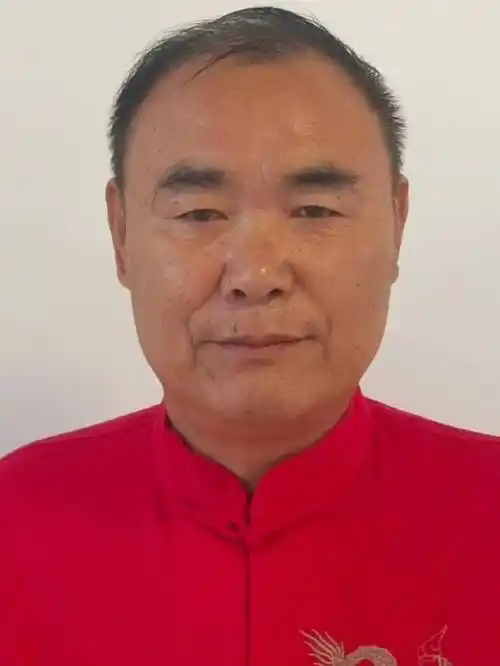 王雪涛关门弟子崔青山艺术简介崔青山中国当代实力派画家1957年3月